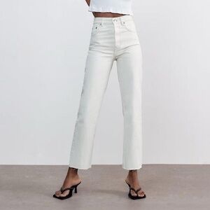 Zara Women’s High Rise Jeans in Ivory Size 2
